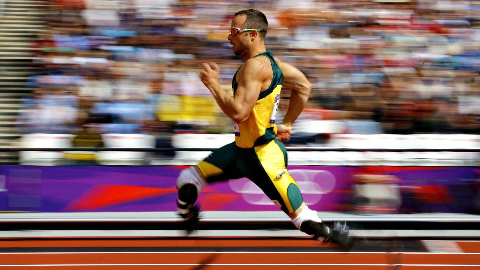 “泥泞火花：雨后赛道的疯狂对决”，雨后泥泞的路